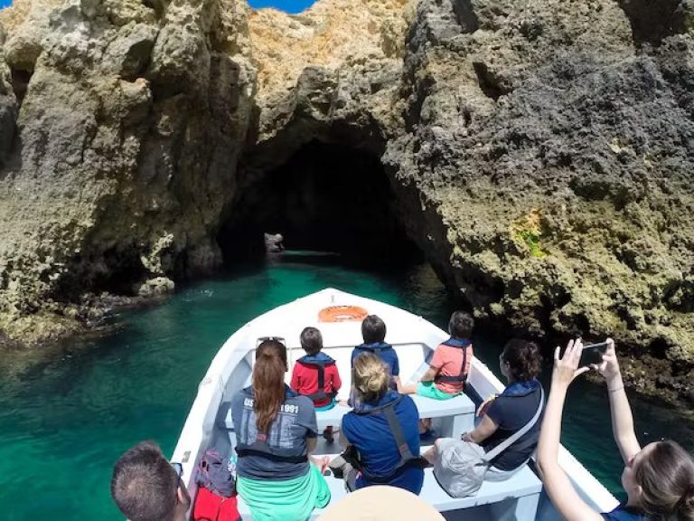 Ponta de Piedade Caves trip - Explore the caves and rock formations of Ponta da Piedade on a cruise trip from Lagos...